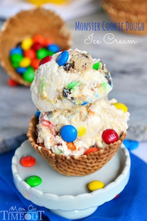  helado con masa para galletas y M & M 