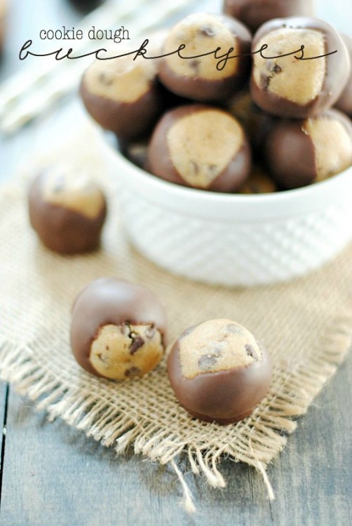 Buckeyes hechos con masa para galletas 