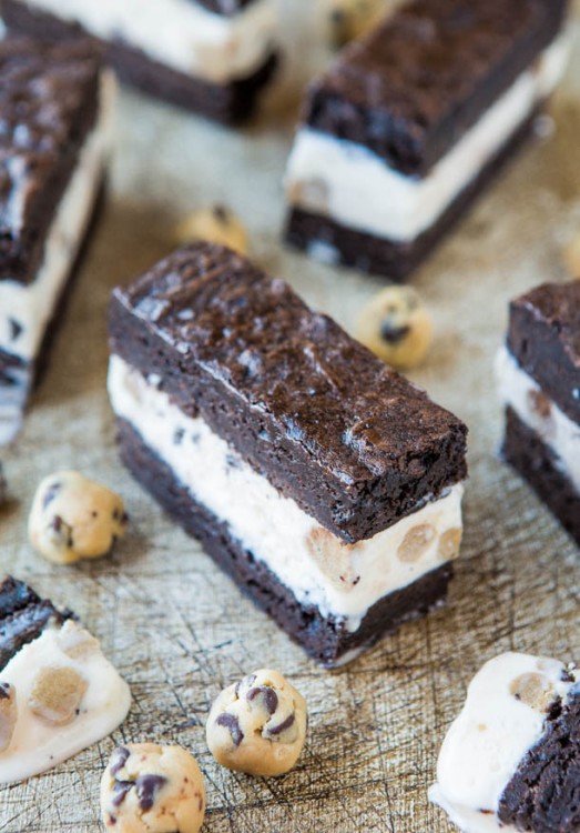 Sándwich de brownie relleno de helado y masa para galletas con chispas de chocolate 