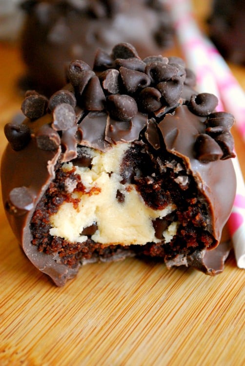 Brownie relleno con masa de galleta cubierto con chocolate y chispas de chocolate 