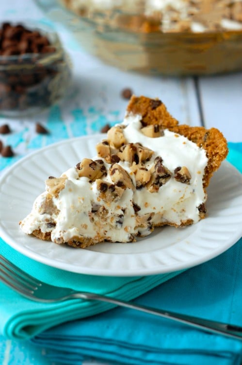 pie de relleno con pasta de galleta cubierto con helado y trozos de galleta