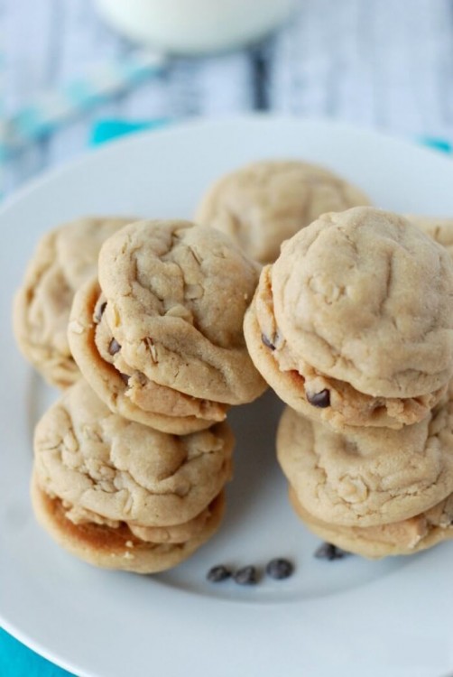 sándwich hecho con harina de avena y mantequilla de maní relleno con masa de galletas y chispas de chocolate 