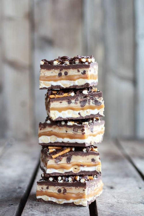 Postre de masa para galletas con caramelo, chocolate y galletas saladas