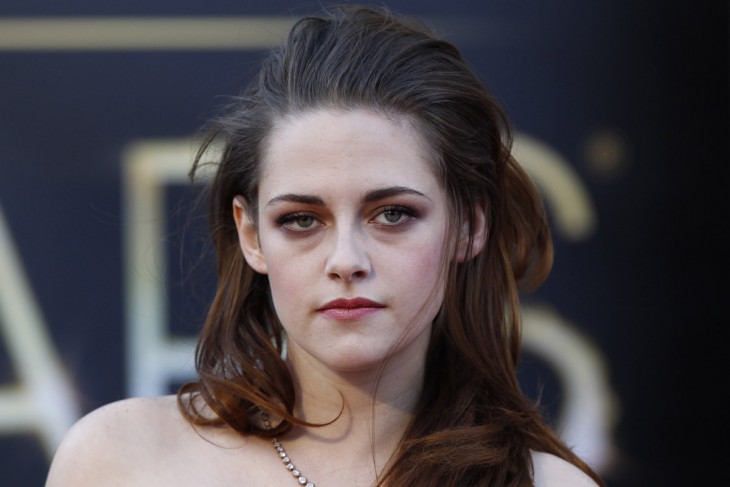 Kristen Stewart con cara de molestia frente a la cámara 