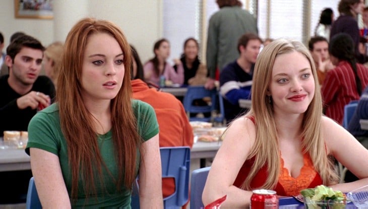 Lindsay Lohan pensativa dentro de una escena de la película chicas malas 