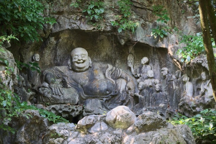 Buda Feliz en el Templo de las Almas Escondidas en Hangzhou, China 