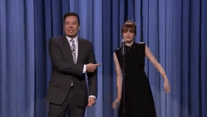 Gif de Emma Stone y Jimmy Fallon cantando en un programa de tv
