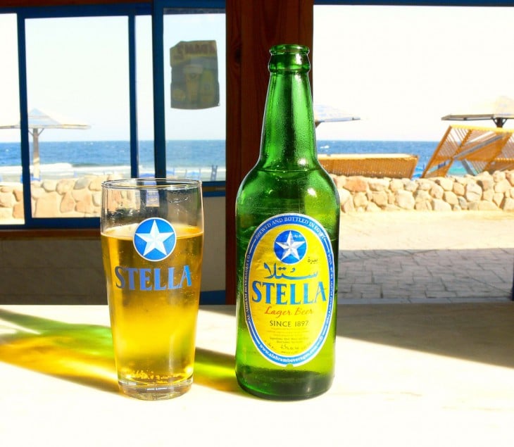 Stella cerveza típica para los turistas en Egipto 