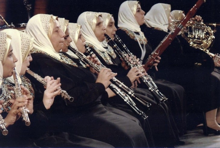 Mujeres en Egipto tocando flautas durante un concierto