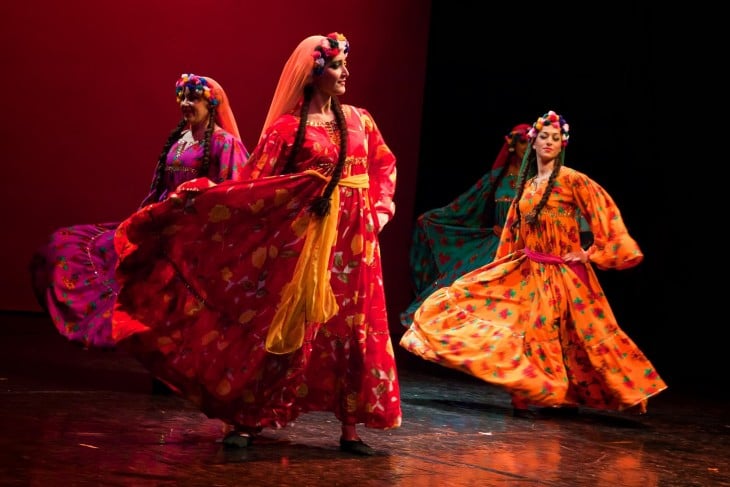 cuatro mujeres egipcias bailando la Danza Fallahi