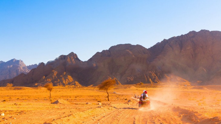 personas en motocicleta por el desierto safari en Egipto 