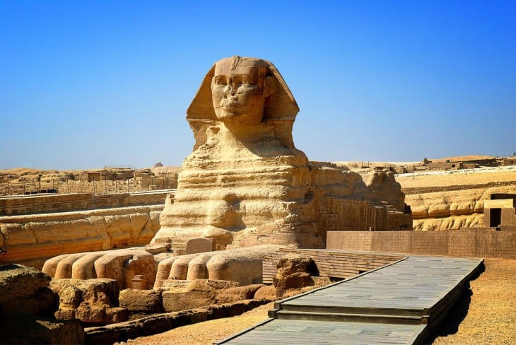 Esfinge de Giza monumento escultural en el occidente del Río Nilo 