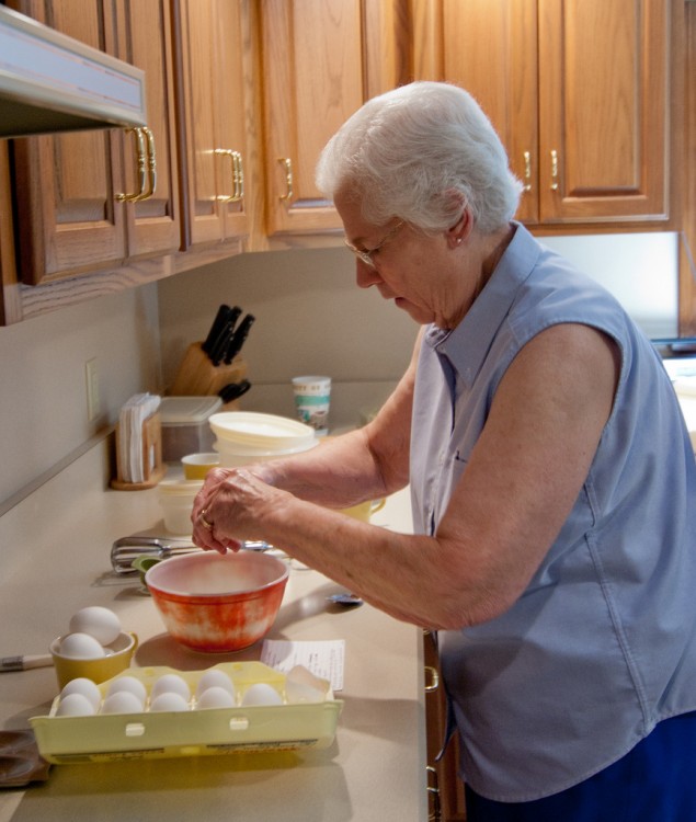 mujer anciana cocinando 