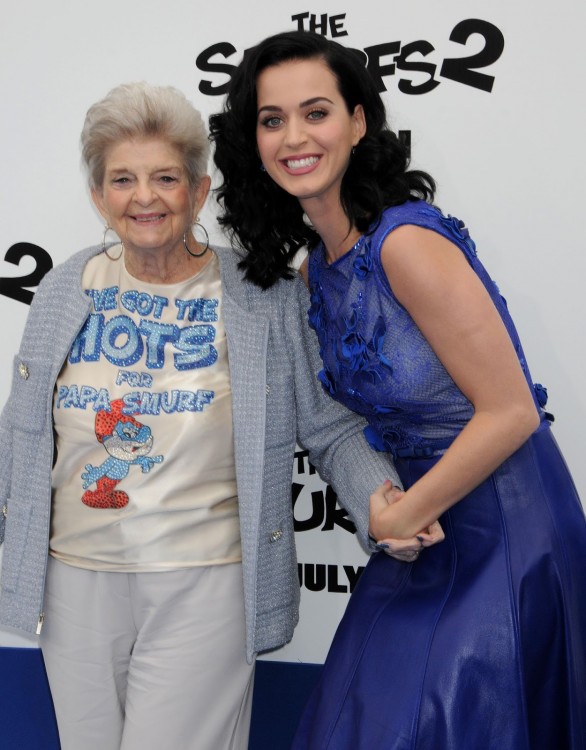 Katy Perry junto a su abuela en la premier de la película de Los Pitufos 