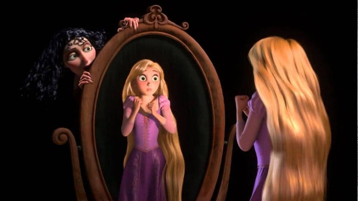 Rapunzel de la película enredados frente a un espejo 