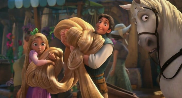 Rapunzel junto a su príncipe en una escena de la película Enredados 