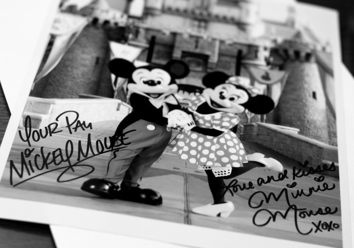 Autógrafos en una foto que tiene a Mickey Mouse y a Minnie Mouse