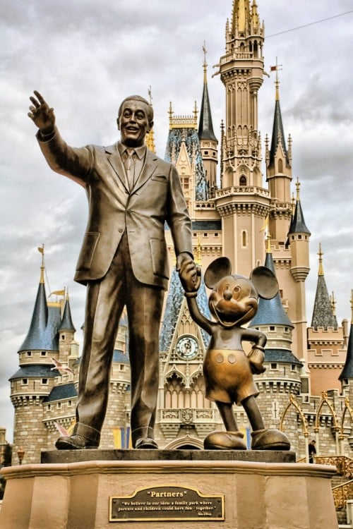 Estatua de mickey mouse y walt disney 