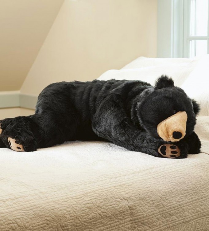 SACO PARA DORMIR DE OSO PARDO EN UNA CAMA CON FUNDAS CLARAS