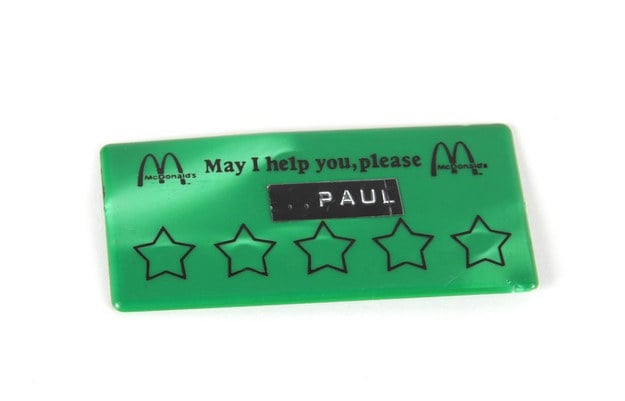 personalizador con estrellas de un empleado de McDonalds 