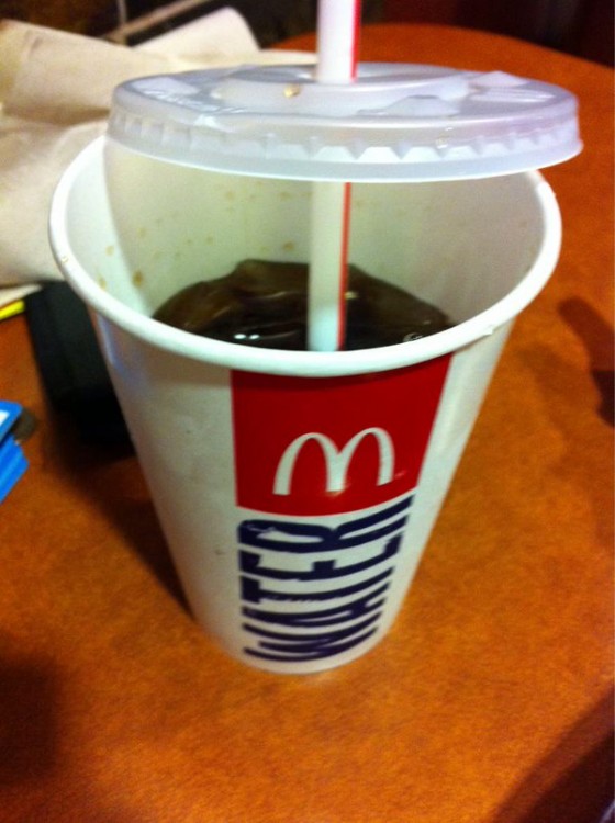 vaso de agua de mcdonald´s lleno de refresco 