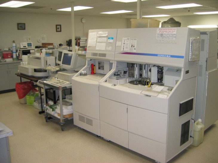 equipo médico dentro de un laboratorio 