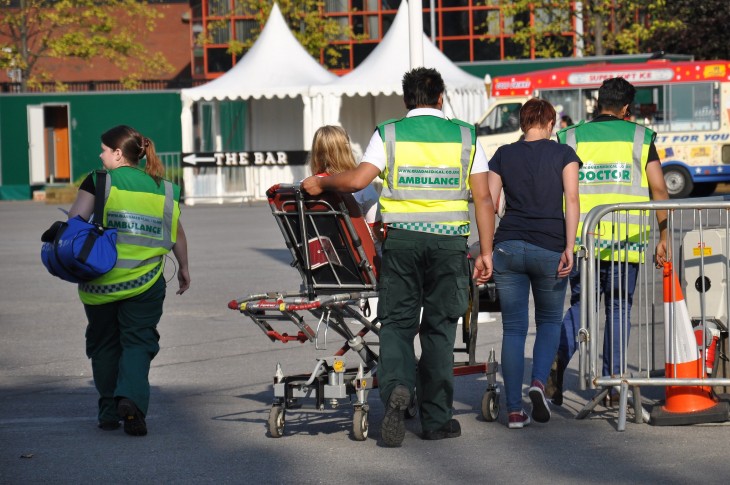 paramedicos llevando a recibir atención médica a un paciente 