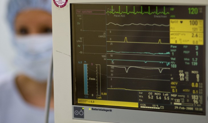 aparato que mide las pulsaciones del corazón con una enfermera de fondo 