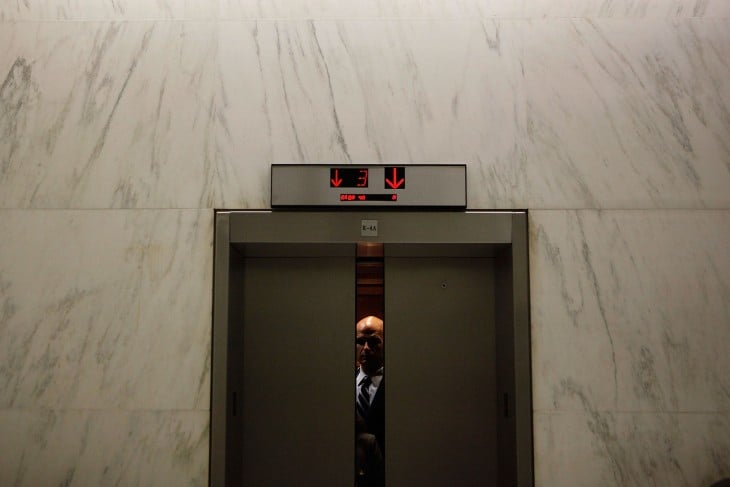 elevador de una oficina con una persona dentro 