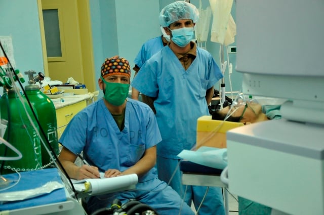 dos anestesiólogos antes de una operación 