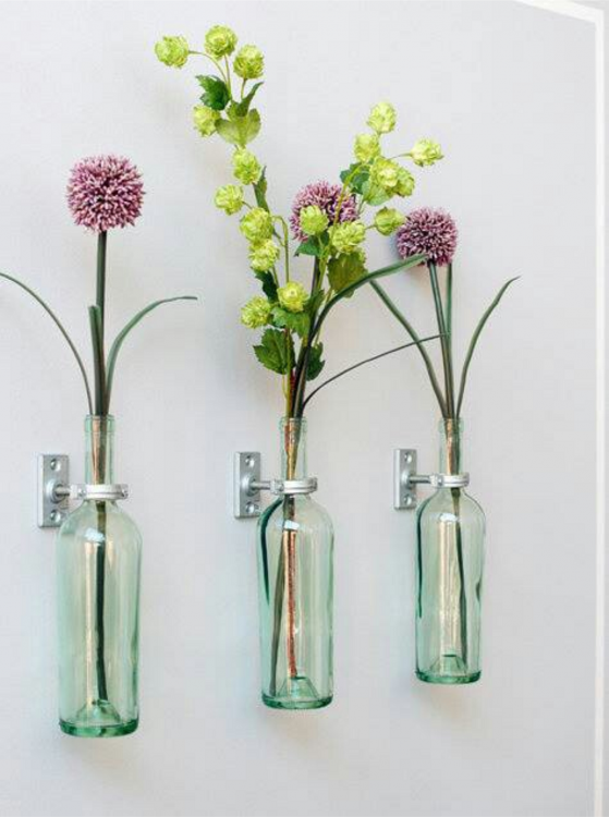 floreros de pared hechos con botellas de vino 