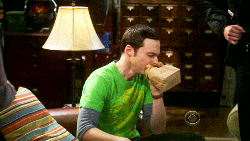 Sheldon de la teoría del big bang respirando profundo en una bolsa 
