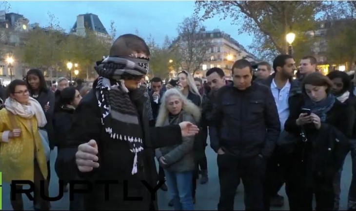 Joven Musulmán pide a los franceses que lo abracen