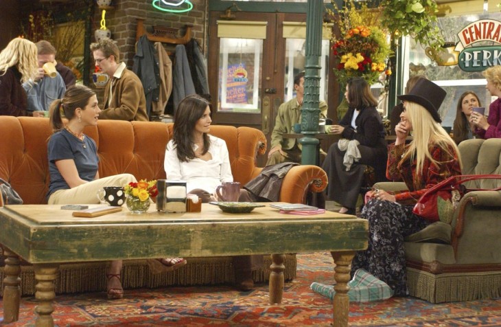 phoebe sentada en el central perk