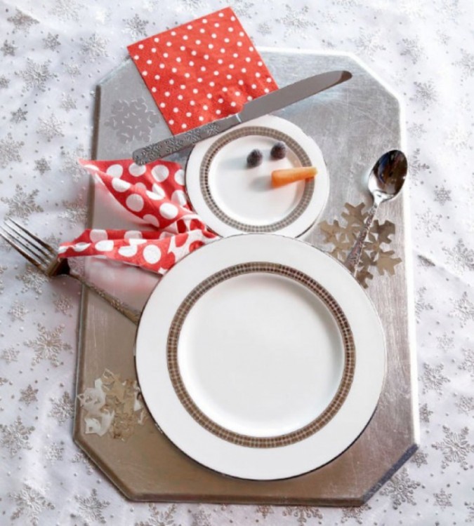 plato para la cena de navidad decorado por unos monos de nieve