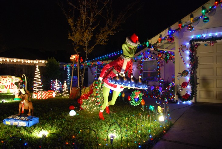 casa decorada con el grinch robándose la navidad