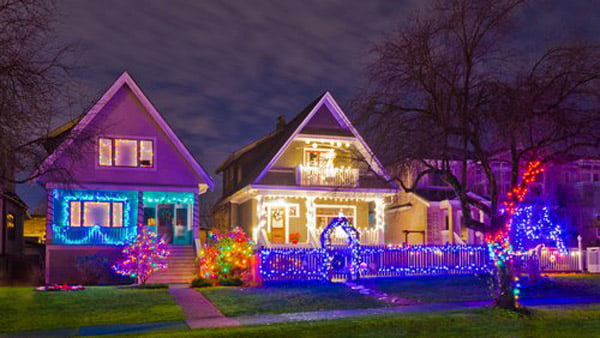 casa con decoración morada y detalles rosas para celebrar la navidad