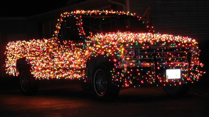 camioneta decorada con cientos de foquitos