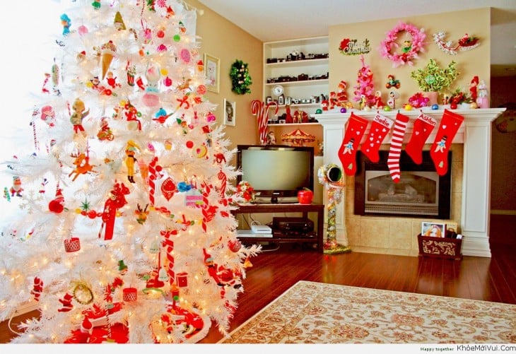 casa con árbol blanco de navidad pero coloridos ornamentos