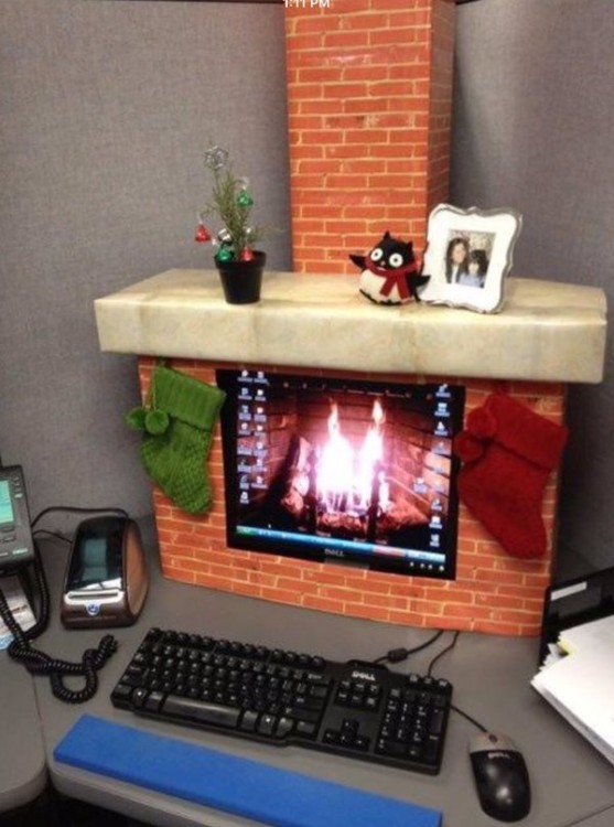 un computadora decorada en forma de chimenea en el escritorio