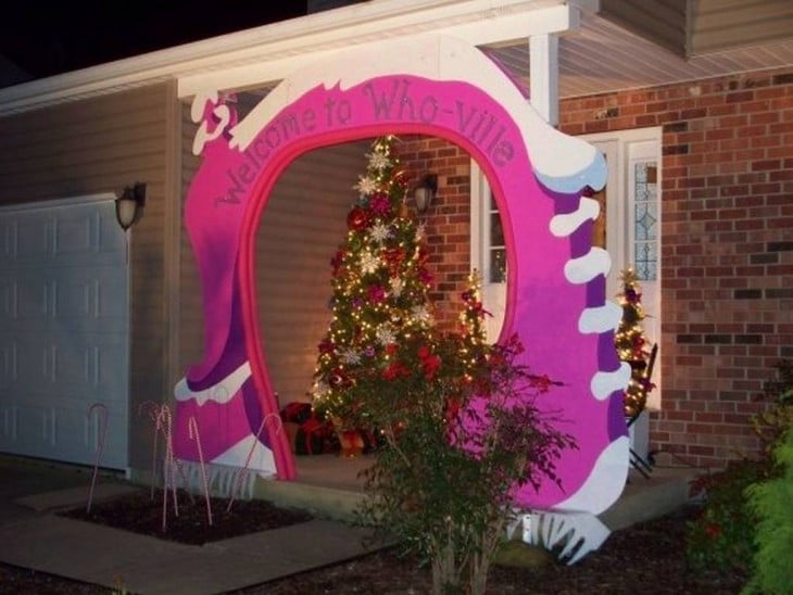 La entrada de una casa con el arco de una villa de navidad