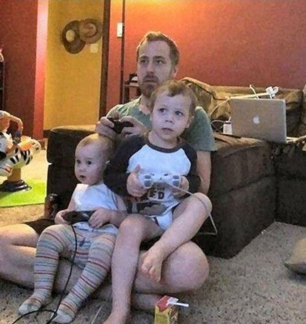 papa trollea a sus hijos con los controles desconectados del xbox