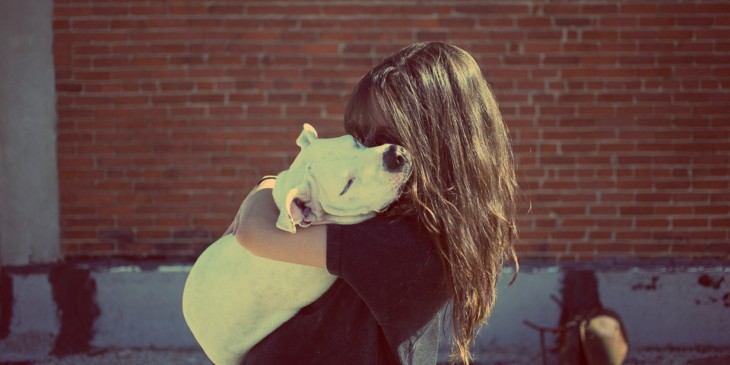 mujer abrazando a su mascota