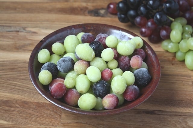 uvas rojas y verdes congeladas como snacks saludables