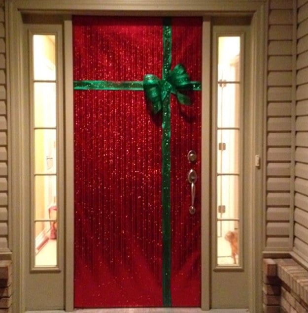 puerta decorada de regalo de navidad