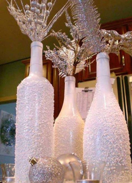 botellas de vino reutilizadas en adornos navideños