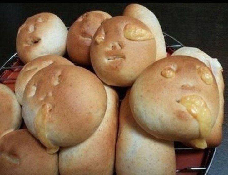 panecillos rellenos con caritas felices pero que quedaron mal hechas