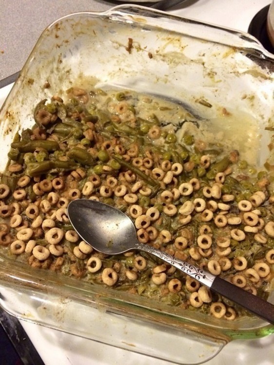 comida mezclada de Cherios con frijoles y chile