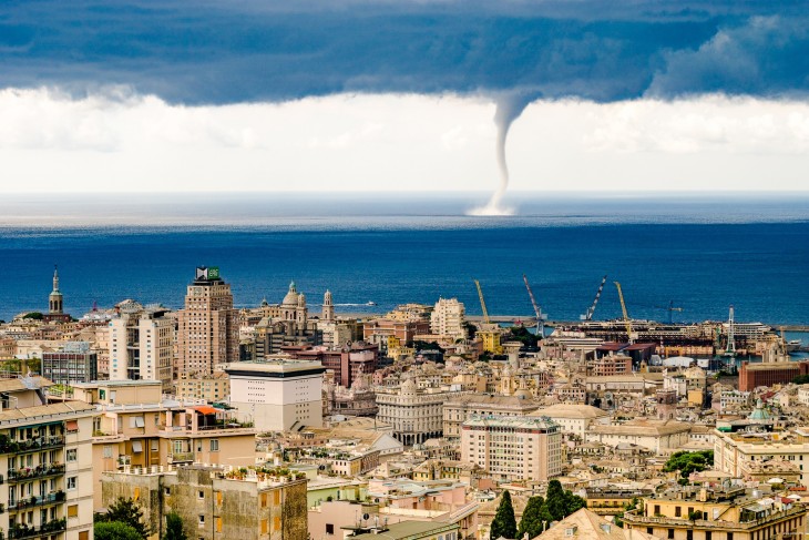 TORNADO EN EL AGUA EN GÉNOVA ITALIA