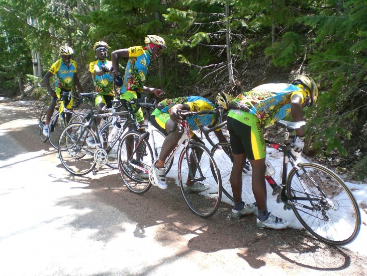 CICLISTAS DE RUANDA VEN NIEVE POR PRIMERA VEZ